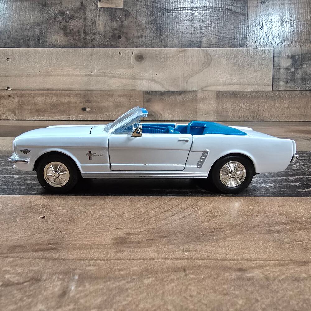 1964 Ford Mustang Convertible 1:24 Scale Diecast Car